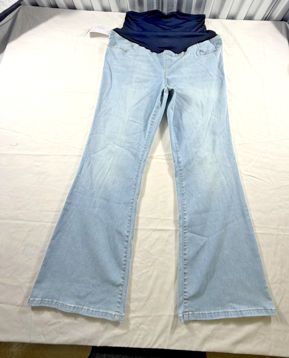 NWT Ingrid & Isabel Maternity Flare Jeans Size 14 Light Wash 31.5 Crossover